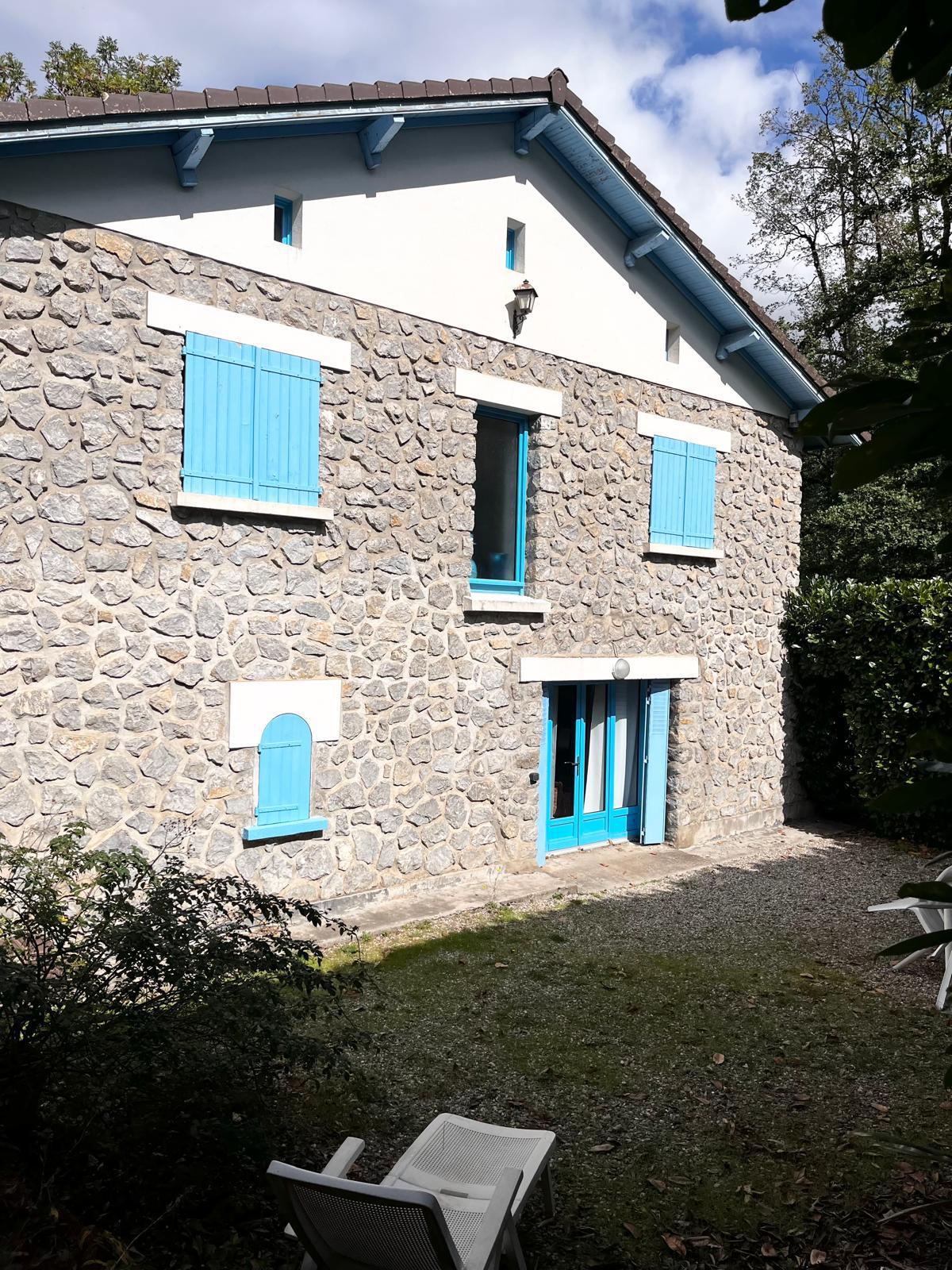 Façade en pierre et volets bleus