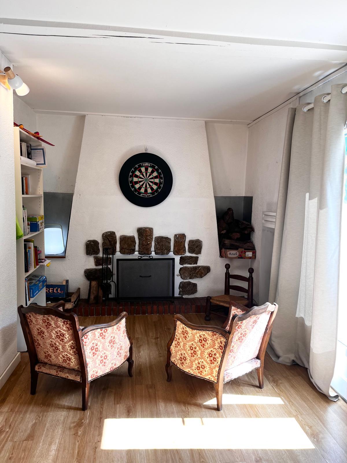 Coin jeux et cheminée